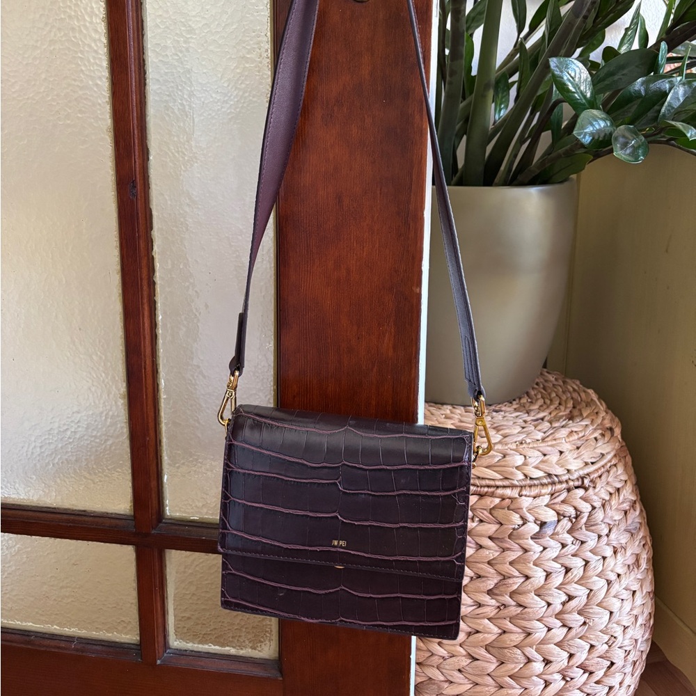 Elegant Brown Crocodile Pattern Crossbody Bag